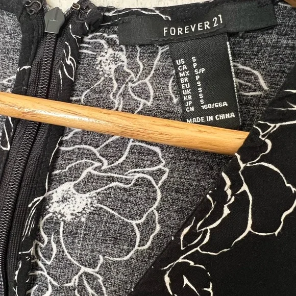 Forever 21 | Black and White Floral Romper - Picture 7 of 7